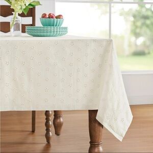 The Pioneer Woman Eyelet White rectangular Tablecloth 60x84 new cottagecore